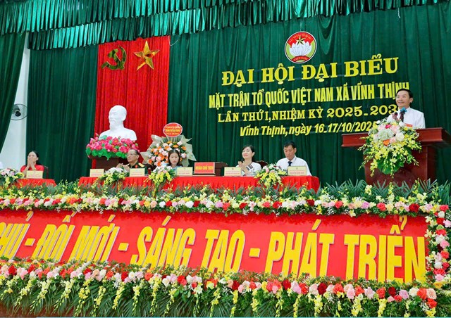 Đo&agrave;n Chủ tịch Đại hội l&agrave;m việc trong kh&ocirc;ng kh&iacute; d&acirc;n chủ, đo&agrave;n kết.