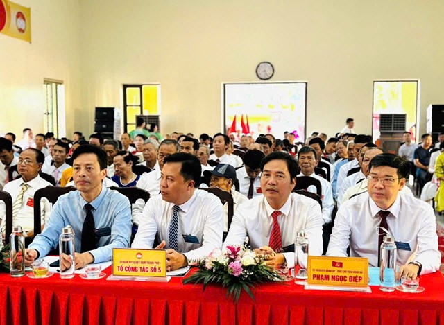 C&aacute;c đại biểu dự Đại hội biểu thị tinh thần đo&agrave;n kết, đồng thuận - nền tảng quan trọng để Vĩnh Thịnh ph&aacute;t triển bền vững.