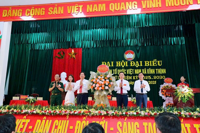 C&aacute;c đại biểu th&agrave;nh phố v&agrave; x&atilde; tặng hoa ch&uacute;c mừng Đại hội.