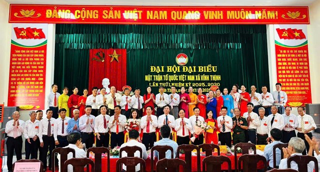 L&atilde;nh đạo x&atilde; Vĩnh Thịnh tặng hoa ch&uacute;c mừng Ban Chấp h&agrave;nh Ủy ban MTTQ Việt Nam x&atilde; nhiệm kỳ 2025 &ndash; 2030.