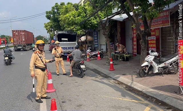 Lực lượng Cảnh s&aacute;t giao th&ocirc;ng C&ocirc;ng an th&agrave;nh phố Hải Ph&ograve;ng kiểm tra nồng độ cồn đối với người điều khiển phương tiện tại n&uacute;t giao Trường Chinh &ndash; Kiến An.