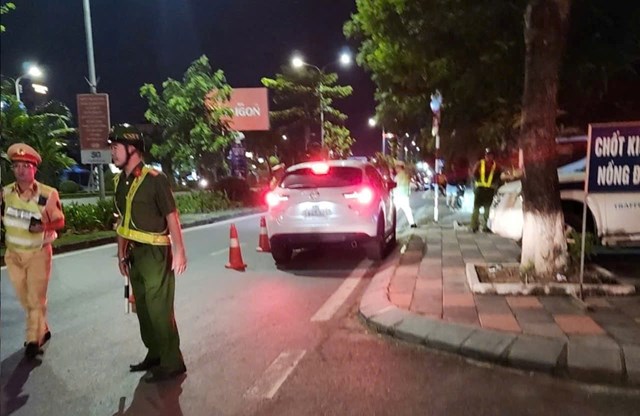 Nhiều trường hợp vi phạm nồng độ cồn bị tạm giữ phương tiện ngay trong đ&ecirc;m đầu ra qu&acirc;n.