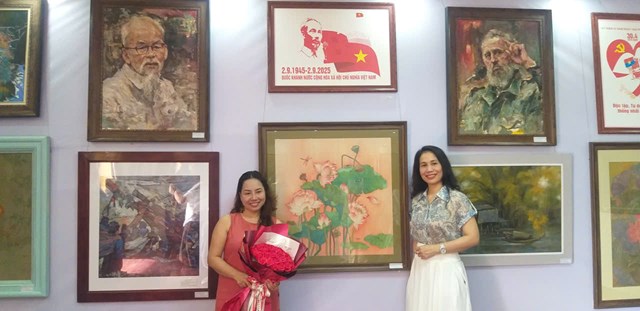 Hình ảnh Sen quê Bác qua góc nhìn hội họa của họa sĩ Hải Nhung, trưng bày tại Triển lãm Mỹ thuật Nghệ An 2025, khơi gợi vẻ đẹp văn hóa và thiên nhiên quê hương.