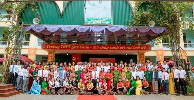 Tập thể cán bộ, giáo viên Trường THPT Quỳ Châu