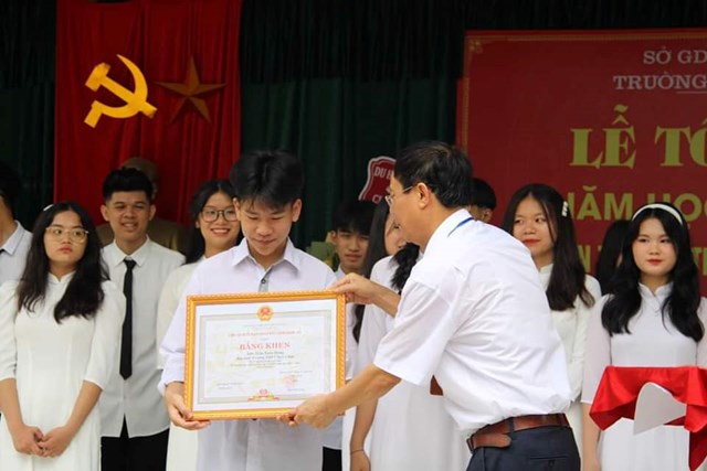 Khen thưởng học sinh đạt thành tích xuất sắc trong các kỳ thi học sinh giỏi