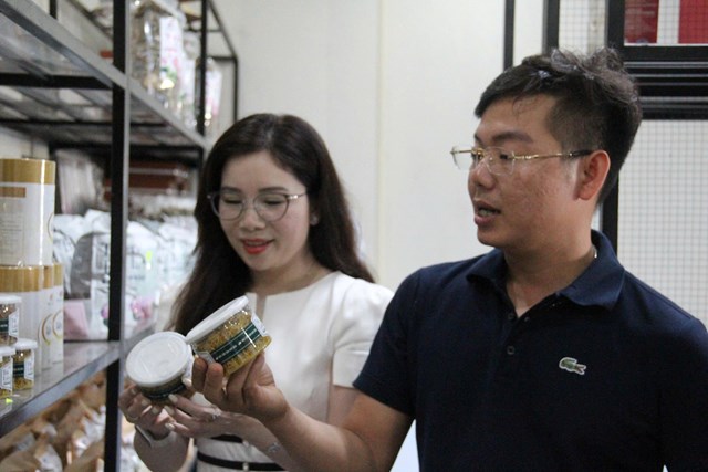 Anh Phạm Kim Tiến ở xã Kim Liên, sản xuất các sản phẩm từ sen