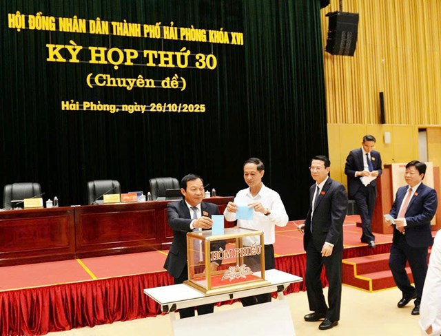 C&aacute;c đại biểu bỏ phiếu bầu nh&acirc;n sự tại kỳ họp.