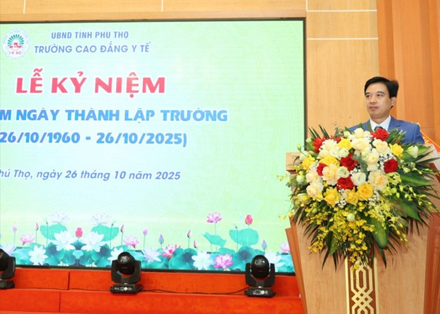 Tiến sĩ, Bác sĩ Nguyễn Quang Ân - Bí thư Đảng ủy, Hiệu trưởng Trường Cao đẳng Y tế Phú Thọ phát biểu tại buổi lễ.