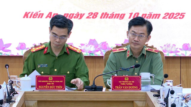 Đồng chí Trần Văn Dương – Thiếu tướng, Cục trưởng Cục V05 và đồng chí Nguyễn Đức Thìn – Phó Giám đốc Công an thành phố Hải Phòng chủ trì buổi làm việc.