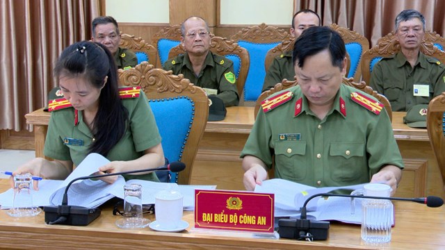 Lãnh đạo Đoàn công tác Bộ Công an trao đổi tại buổi làm việc.