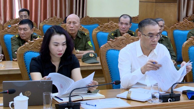 Đại biểu phường Kiến An tham dự và nghiên cứu hồ sơ báo cáo.