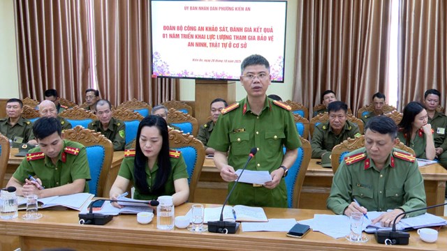 Đại diện Công an phường Kiến An báo cáo kết quả triển khai trước Đoàn công tác.