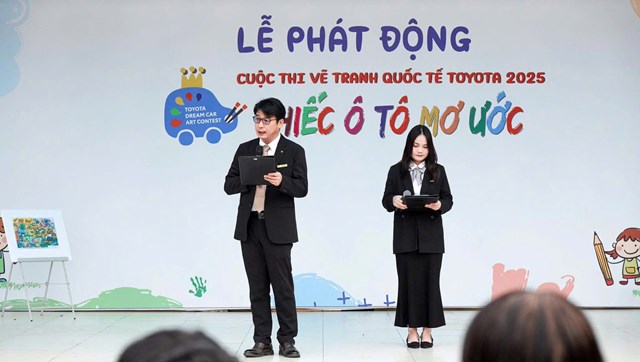 Đại diện Toyota Nankai Hải Ph&ograve;ng v&agrave; MC chương tr&igrave;nh giới thiệu cuộc thi.