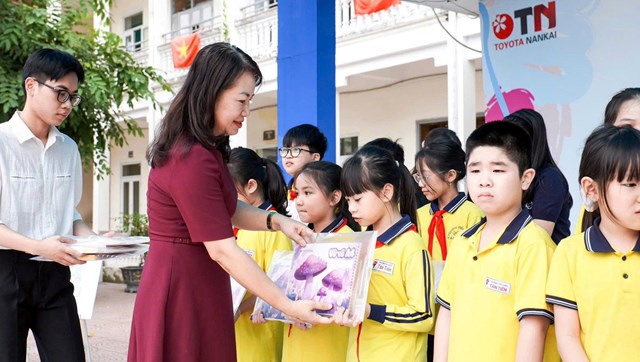 Đại diện Toyota v&agrave; Ban Gi&aacute;m hiệu trao qu&agrave; động vi&ecirc;n học sinh.