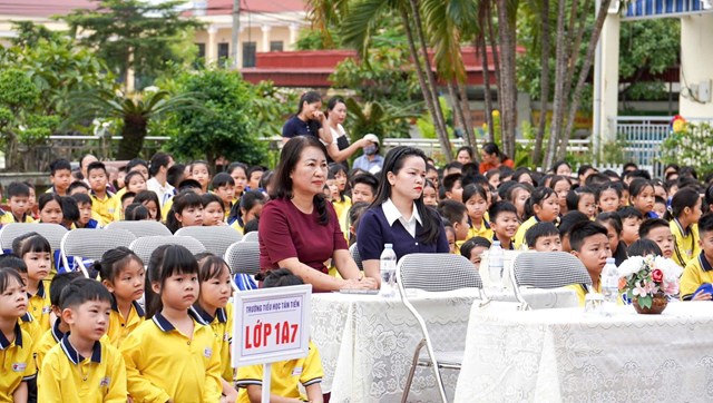 L&atilde;nh đạo nh&agrave; trường v&agrave; học sinh dự lễ ph&aacute;t động trong kh&ocirc;ng kh&iacute; vui tươi.