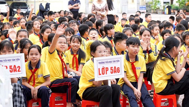 Học sinh khối 5 h&agrave;o hứng hưởng ứng cuộc thi.