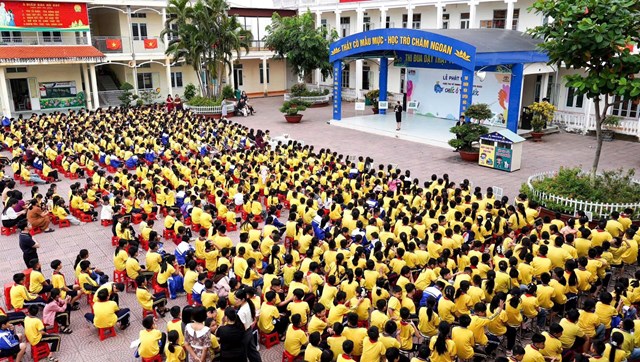 To&agrave;n cảnh s&acirc;n trường với 1200 học sinh tham dự.