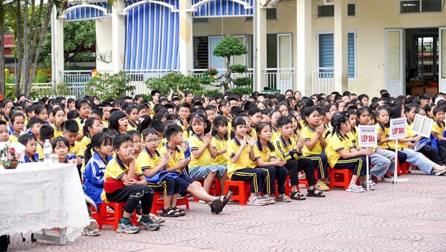 Học sinh chăm ch&uacute; theo d&otilde;i nội dung buổi lễ.