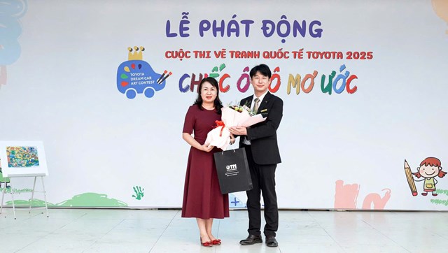 Đại diện Toyota tặng hoa tri &acirc;n l&atilde;nh đạo nh&agrave; trường.