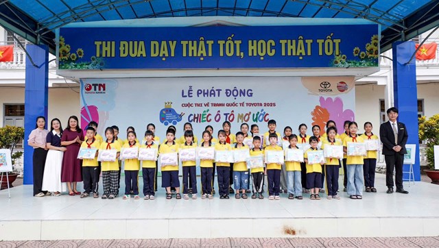 Toyota Nankai Hải Ph&ograve;ng trao phần qu&agrave; đến c&aacute;c &ldquo;họa sĩ nh&iacute;&rdquo;.