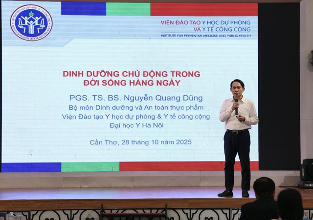 PGS.TS.BS. Nguyễn Quang Dũng (Đại học Y Hà Nội) trình bày tham luận tại hội thảo