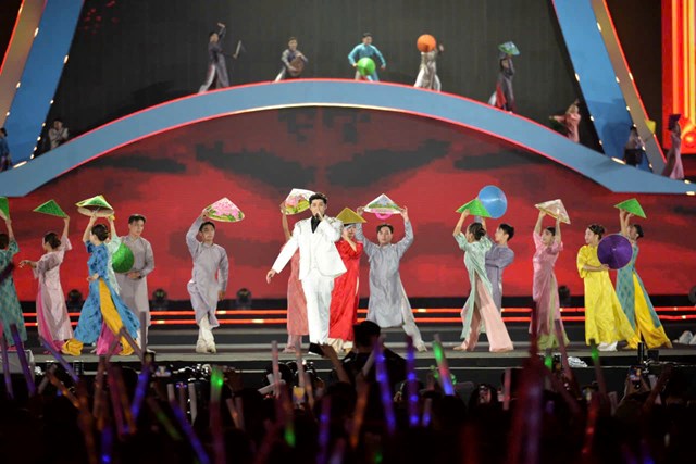 M&agrave;n biểu diễn tri &acirc;n người thợ mỏ Quảng Ninh, khắc họa tinh thần &ldquo;Kỷ luật v&agrave; Đồng t&acirc;m&rdquo; &ndash; n&eacute;t đẹp truyền thống của v&ugrave;ng đất c&ocirc;ng nghiệp anh h&ugrave;ng.