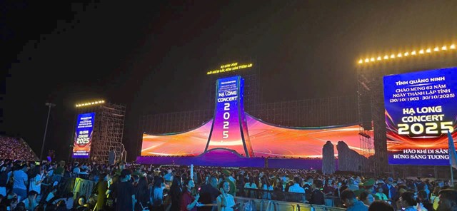 S&acirc;n khấu Concert Hạ Long 2025 rực rỡ sắc m&agrave;u, mở đầu chương tr&igrave;nh với m&agrave;n biểu diễn ho&agrave;nh tr&aacute;ng, kết hợp giữa &acirc;m nhạc, vũ đạo v&agrave; nghệ thuật tr&igrave;nh diễn hiện đại.