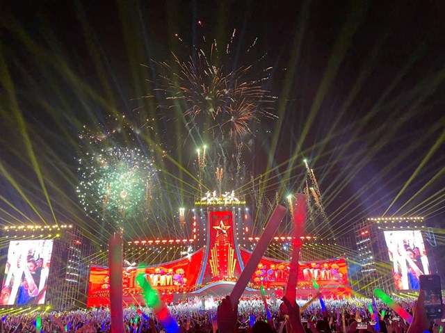 Ph&aacute;o hoa tầm cao v&agrave; hiệu ứng &aacute;nh s&aacute;ng ngoạn mục, kh&eacute;p lại đ&ecirc;m đại nhạc hội trong kh&ocirc;ng kh&iacute; b&ugrave;ng nổ v&agrave; tự h&agrave;o.