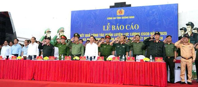 Đồng ch&iacute; L&ecirc; Văn &Aacute;nh, Ph&oacute; Chủ tịch UBND tỉnh v&agrave; c&aacute;c đại biểu dự lễ.