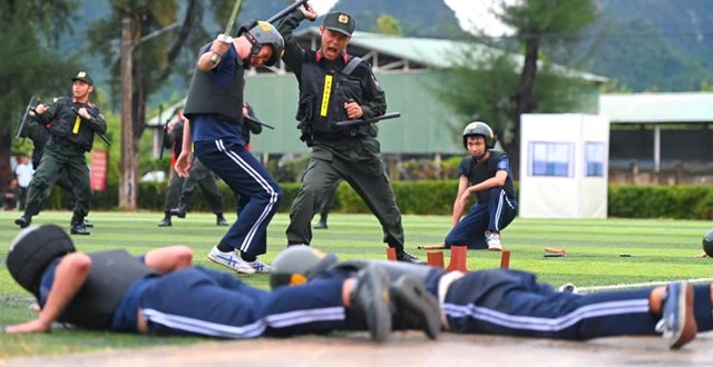 C&aacute;c chiến sĩ biểu diễn t&igrave;nh huống khống chế, trấn &aacute;p đối tượng g&acirc;y rối.