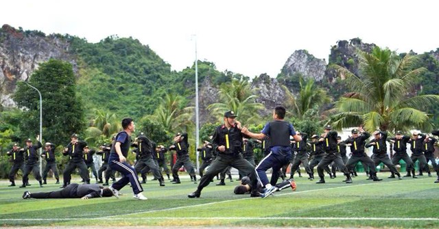 Cảnh s&aacute;t cơ động tr&igrave;nh diễn kỹ, chiến thuật t&aacute;c chiến v&agrave; v&otilde; thuật ứng dụng