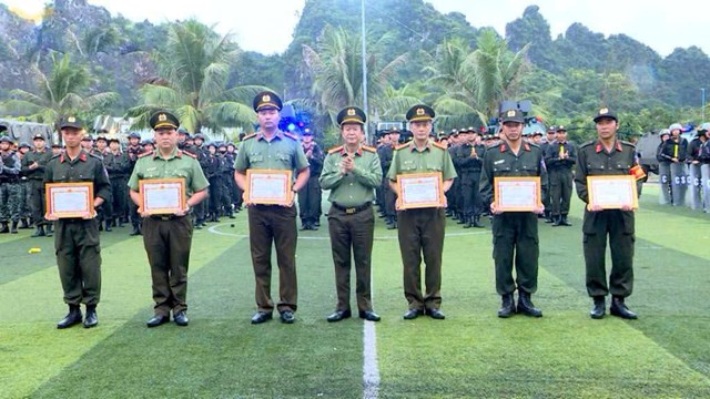 Đại t&aacute; Vũ Thanh T&ugrave;ng, Ph&oacute; Gi&aacute;m đốc phụ tr&aacute;ch C&ocirc;ng an tỉnh trao giấy khen cho c&aacute;c tập thể c&oacute; th&agrave;nh t&iacute;ch xuất sắc trong c&ocirc;ng t&aacute;c huấn luyện.