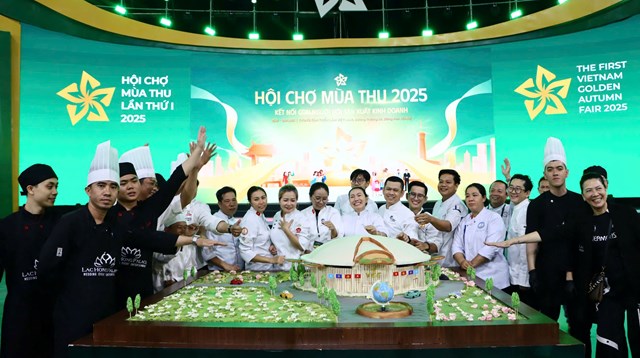 Từng chi tiết như hoa sen, t&ograve;a Kim quy, c&acirc;y xanh... được tạo h&igrave;nh tỉ mỉ thể hiện t&acirc;m huyết v&agrave; sự kh&eacute;o l&eacute;o của mỗi người đầu bếp tại Lạc Hồng Palace v&agrave; c&aacute;c đầu bếp chuy&ecirc;n nghiệp S&agrave;i G&ograve;n (Ảnh: VietKings)