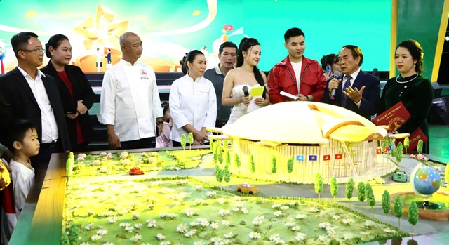 Tiến sĩ Ng&ocirc; Quang Xu&acirc;n - đại diện Tổ chức Kỷ lục Việt Nam chia sẻ v&agrave; ch&uacute;c mừng kỷ lục mới đến C&ocirc;ng ty TNHH K.N.V (Ảnh: VietKings)