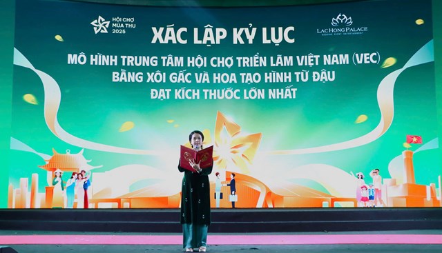 B&agrave; V&otilde; Lưu Lan Uy&ecirc;n &ndash; Ph&oacute; Tổng thư k&yacute; Tổ chức Kỷ lục Việt Nam (VietKings) đại diện c&ocirc;ng bố Quyết định x&aacute;c lập Kỷ lục Việt Nam (Ảnh: VietKings)