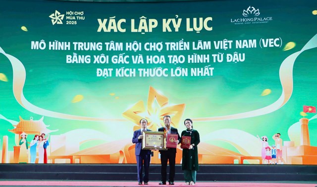 Tiến sĩ Ng&ocirc; Quang Xu&acirc;n - Nguy&ecirc;n Đại sứ Việt Nam tại Li&ecirc;n Hợp Quốc, Thường trực Hội đồng x&aacute;c lập Tổ chức Kỷ lục Việt Nam v&agrave; b&agrave; V&otilde; Lưu Lan Uy&ecirc;n trao bằng Kỷ lục đến &ocirc;ng Ng&ocirc; Văn Kiều - Gi&aacute;m đốc K.N.V &ndash; Trung t&acirc;m Hội nghị Tiệc cưới Lạc Hồng (Ảnh: VietKings)