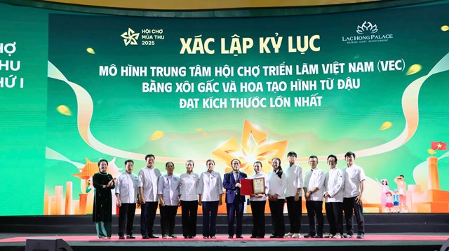 Đại diện Tổ chức Kỷ lục Việt Nam trao chứng nhận đồng h&agrave;nh đến c&aacute;c đầu bếp thuộc Chi hội Đầu bếp Chuy&ecirc;n nghiệp S&agrave;i G&ograve;n (Ảnh: VietKings)