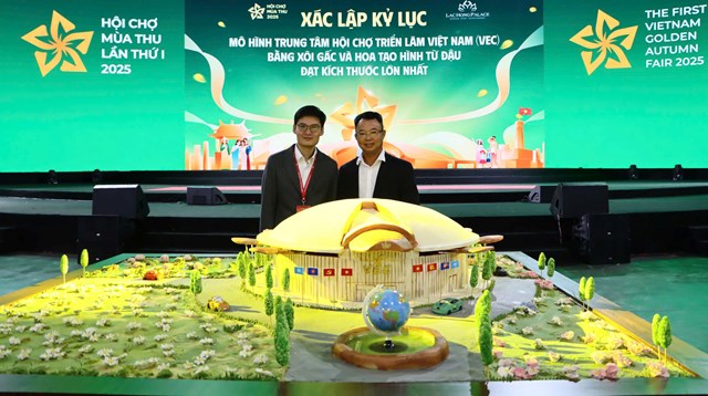 Sau x&aacute;c lập, m&ocirc; h&igrave;nh được K.N.V trao tặng lại cho đại diện Trung t&acirc;m Hội nghị triển l&atilde;m Việt Nam (Ảnh: VietKings)