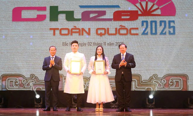 Các đồng chí Tạ Quang Đông, Mai Sơn trao giải Xuất sắc cho các nghệ sĩ.