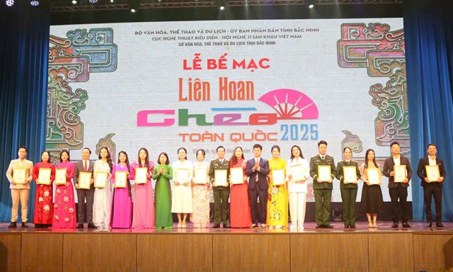 Đại diện Ban tổ chức trao Huy chương Vàng cho các nghệ sĩ.