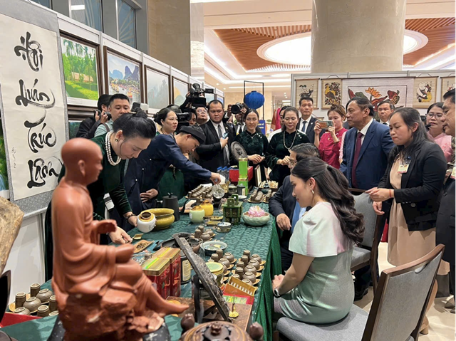 Thủ tướng Phạm Minh Chính cùng Thủ tướng Thái Lan Paetongtarn Shinawatra thưởng thức trà.