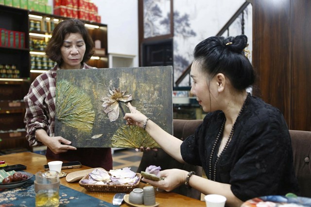 Doanh nh&acirc;n Diệu Ngọc chia sẻ với ph&oacute;ng vi&ecirc;n về tranh v&agrave; tr&agrave;.