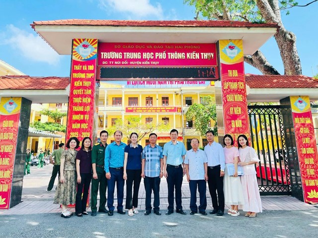 Thầy Hiệu trưởng Đào Thế Anh chụp ảnh cùng các cựu học sinh về thăm trường