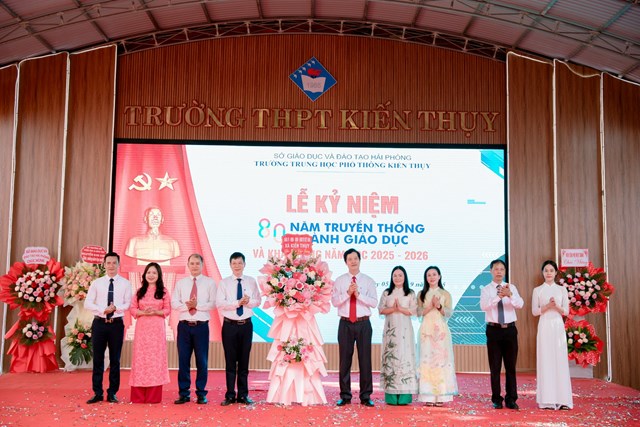 Trường THPT Kiến Thụy vinh dự được nhận hoa của Bộ trưởng Bộ giáo dục Nguyễn Kim Sơn nhân dịp khai giảng năm học 2025-2026