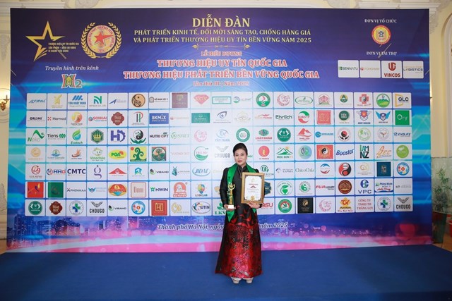 Giám đốc Công ty Bùi Thị Sáng vinh dự nhận được nhiều danh hiệu, giải thưởng.