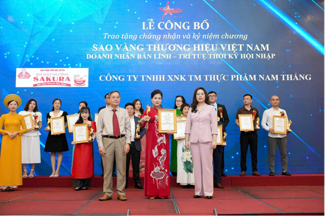 Giám đốc Công ty Bùi Thị Sáng vinh dự nhận được danh hiệu Doanh nhân bản lĩnh-trí tuệ thời kỳ hội nhập Quốc tế 2023 và Gương sáng Doanh nhân Đất Việt.