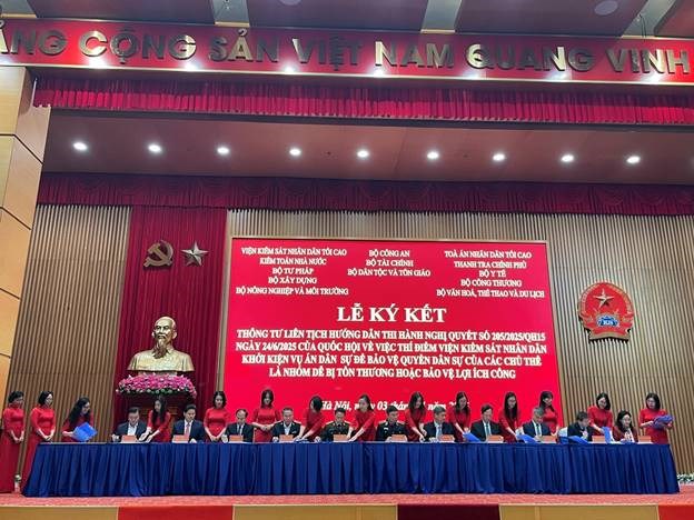 Đồng chí Nguyễn Đức Thái, Phó Viện trưởng VKSND tối cao và lãnh đạo các cơ quan ký Thông tư liên tịch.