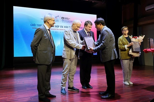 Tăng cường hợp t&#225;c quốc tế: Đo&#224;n trường Đại học Nghệ thuật Đương đại Th&#224;nh phố Matxcơva (Li&#234;n bang Nga) đến thăm v&#224; l&#224;m việc tại trường Cao đẳng Nghệ thuật H&#224; Nội - Ảnh 6