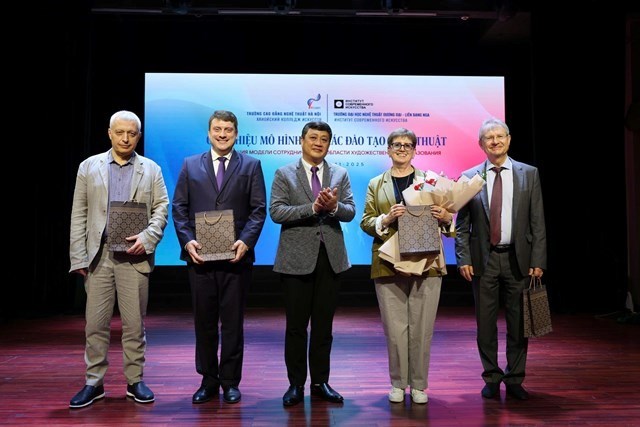 Tăng cường hợp t&#225;c quốc tế: Đo&#224;n trường Đại học Nghệ thuật Đương đại Th&#224;nh phố Matxcơva (Li&#234;n bang Nga) đến thăm v&#224; l&#224;m việc tại trường Cao đẳng Nghệ thuật H&#224; Nội - Ảnh 9