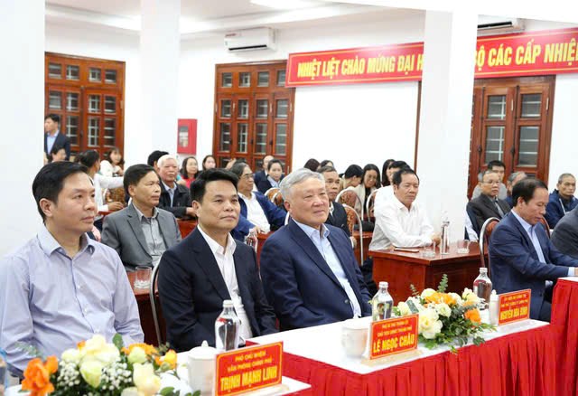 Phó Thủ tướng Thường trực Chính phủ Nguyễn Hòa Bình và các đại biểu thăm Trường THPT Kiến An